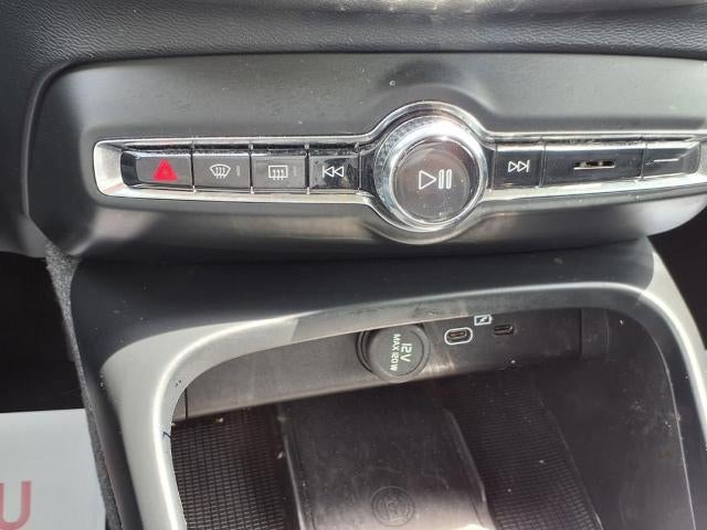 2023 Volvo XC40 B4 FWD Ultimate Bright Theme