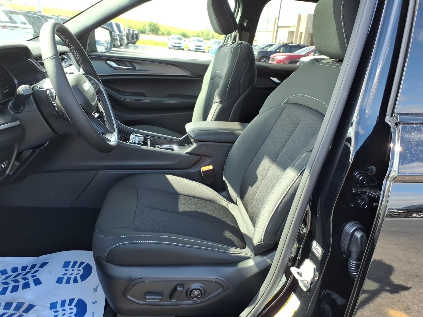 2026 Jeep Grand Cherokee GRAND CHEROKEE LAREDO X 4X4