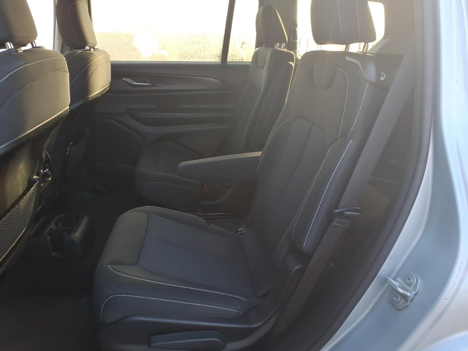 2023 Jeep Grand Cherokee L Laredo 4x2