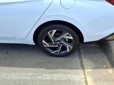 2025 Hyundai ELANTRA Limited IVT